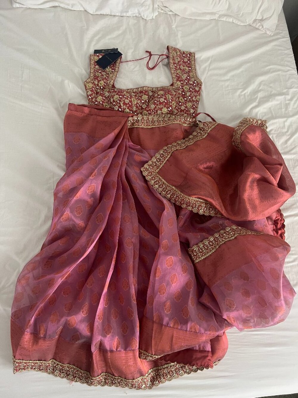 Lashkaraa Pink Ombre Embroidered Tissue Saree (Pre-pleated) - Picture 6 of 7